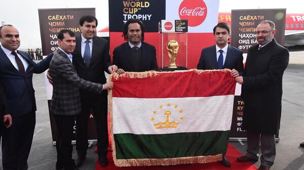 Рустам Эмомали демонстрирует кубок чемпионата мира по футболу в Таджикистане - Sputnik Таджикистан