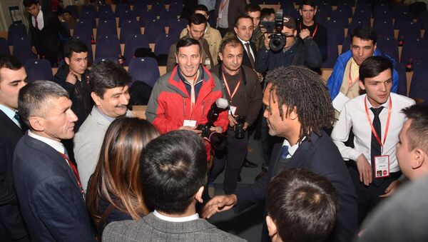 Французский футболист Кристиан Карамбе с таджикскими фанатами - Sputnik Таджикистан