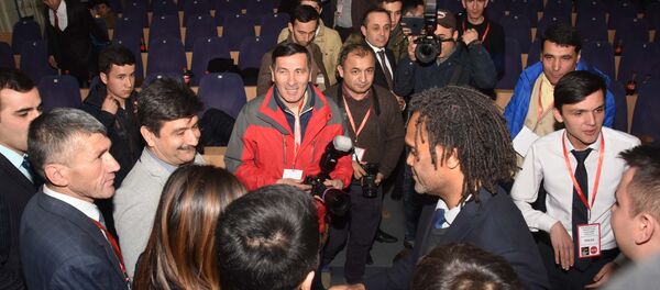 Французский футболист Кристиан Карамбе с таджикскими фанатами - Sputnik Таджикистан