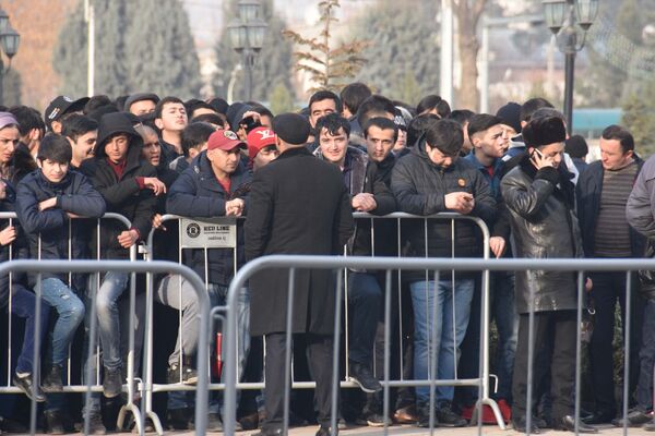 Футбольные болельщики Душанбе в очереди увидеть кубок чемпионата мира по футболу - Sputnik Таджикистан