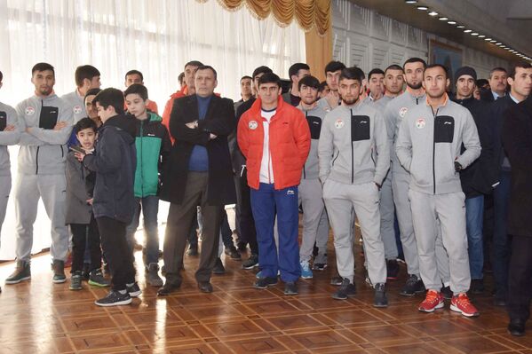 Футбольные болельщики в ожидании презентации кубка чемпионата мира по футболу в Душанбе - Sputnik Таджикистан