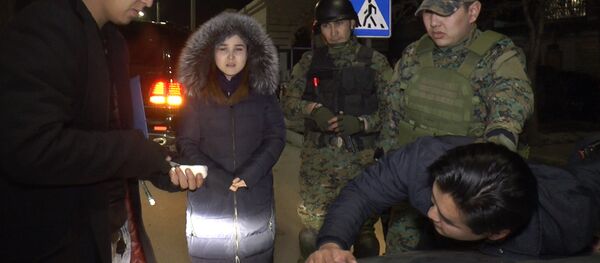 Парень сделал необычное предложение руки, сыграв роль наркоторговца, — видео - Sputnik Таджикистан