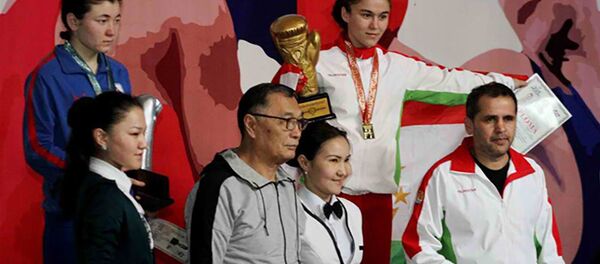 Таджикская девушка-боксер выиграла золото, одолев в финале представительницу Узбекистана Таджикская девушка-боксер выиграла золото, одолев в финале представительницу Узбекистана - Sputnik Таджикистан