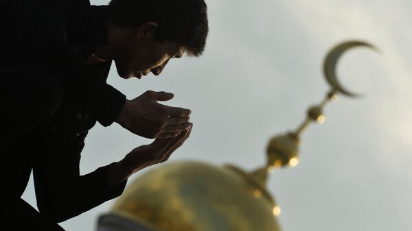 Мусульманин молится, архивное фото - Sputnik Таджикистан