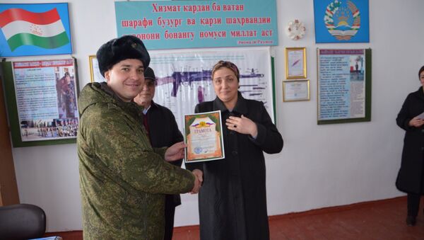 Командование 201-й Российской военной базы наградило учителей города Куляб за успехи в патриотическом воспитании молодого поколения - Sputnik Таджикистан