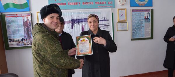Командование 201-й Российской военной базы наградило учителей города Куляб за успехи в патриотическом воспитании молодого поколения Командование 201-й Российской военной базы наградило учителей города Куляб за успехи в патриотическом воспитании молодого поколения - Sputnik Таджикистан