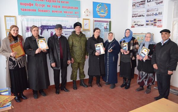 Командование 201-й Российской военной базы наградило учителей города Куляб за успехи в патриотическом воспитании молодого поколения - Sputnik Таджикистан