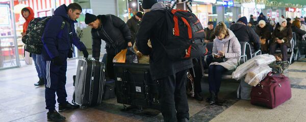 Пассажиры готовятся на вокзале к посадке в поезд Москва-Душанбе Пассажиры готовятся на вокзале к посадке в поезд Москва-Душанбе - Sputnik Тоҷикистон