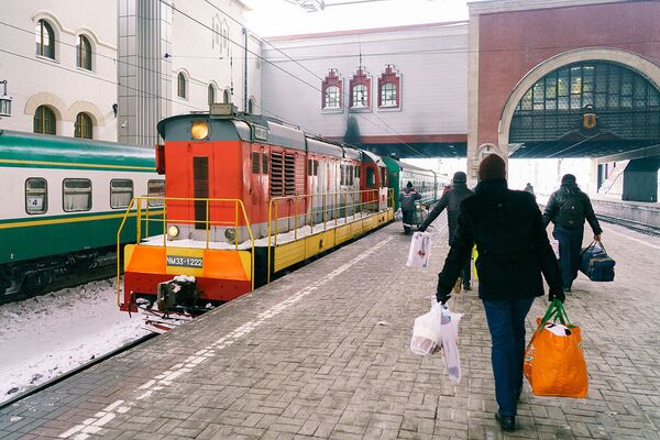 Пассажиры готовятся к посадке в поезд Москва-Душанбе - Sputnik Таджикистан