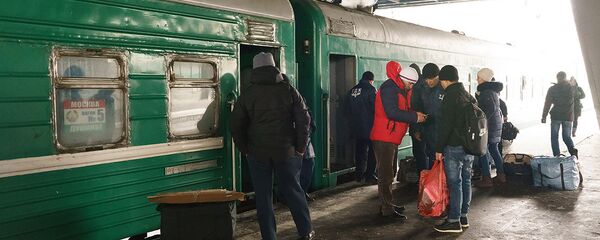 Посадка пассажиров в поезд Москва-Душанбе - Sputnik Тоҷикистон