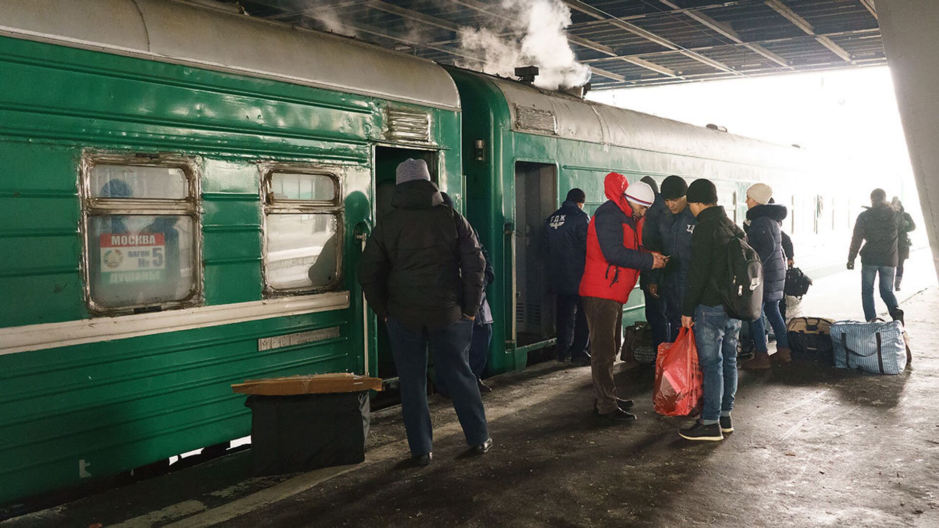 Посадка пассажиров в поезд Москва-Душанбе - Sputnik Таджикистан, 1920, 18.06.2021