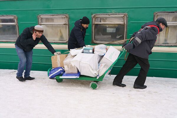 Пассажиры на поезд Москва-Душанбе загружают свой багаж, архивное фото Пассажиры на поезд Москва-Душанбе загружают свой багаж, архивное фото - Sputnik Таджикистан