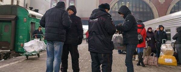 Полиция на ж/д вокзале проверяет документы, архивное фото - Sputnik Таджикистан