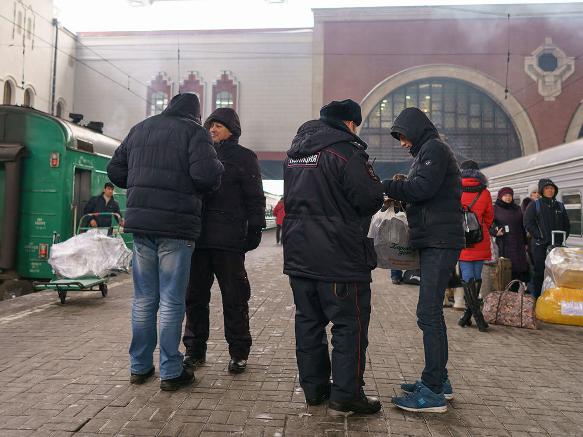 Таджики в москве новости последние. Мигранты. Мигранты на вокзале. Мигранты на вокзале в Москве. Таджики на вокзале.