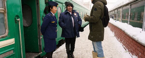 Пассажир общается с проводником поезда Москва-Душанбе - Sputnik Таджикистан