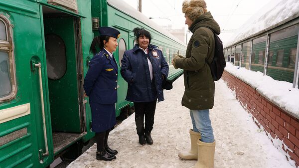 Пассажир общается с проводником поезда Москва-Душанбе - Sputnik Таджикистан
