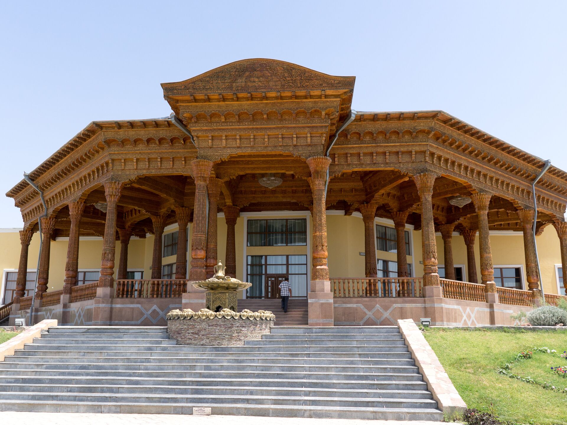 Погода в исфаре на 14. Парк Исфара. Чойхонаи Самандар. Исфара Таджикистан достопримечательности. Дом-музей Юнуса Раджаби.