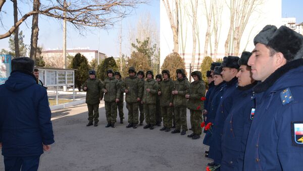На территории 201 Российской военной базы почтили память, погибшего в Сирии лётчика майора Романа Филиппова - Sputnik Таджикистан
