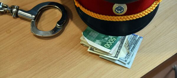 Милицейская фуражка, деньги и наручники. Архивное фото - Sputnik Таджикистан