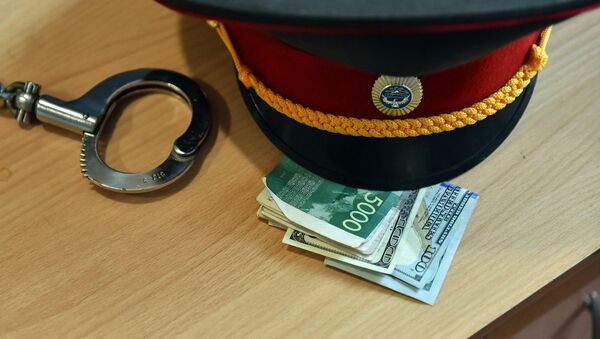 Милицейская фуражка, деньги и наручники. Архивное фото - Sputnik Таджикистан