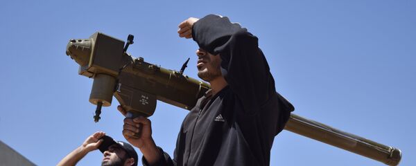 Сирийские боевики с ПЗРК на окраине Хомса, архивное фото Сирийские боевики с ПЗРК на окраине Хомса, архивное фото - Sputnik Таджикистан