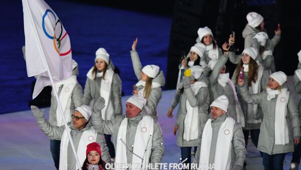 Российские спортсмены идут под Олимпийским флагом во время парада атлетов на церемонии открытия XXIII зимних Олимпийских игр в Пхенчхане. - Sputnik Таджикистан