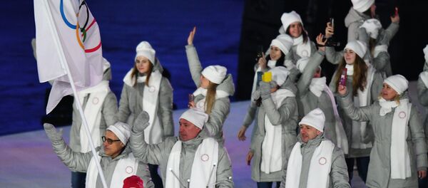 Российские спортсмены идут под Олимпийским флагом во время парада атлетов на церемонии открытия XXIII зимних Олимпийских игр в Пхенчхане. - Sputnik Таджикистан