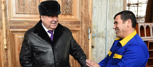 Президент Таджикистана Эмомали Рахмон на стройплощадке новой мечети - Sputnik Таджикистан