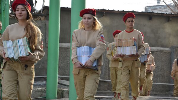 Волонтеры Юнармия передают российские учебники школам Таджикистана - Sputnik Таджикистан
