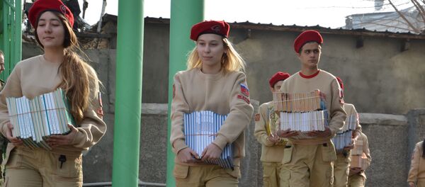 Волонтеры Юнармия передают российские учебники школам Таджикистана Волонтеры Юнармия передают российские учебники школам Таджикистана - Sputnik Таджикистан