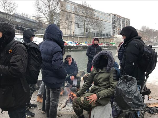 Проснувшись рано утром, афганцы заворачиваются в одеяла и плотные шарфы и усаживаются вокруг костра Проснувшись рано утром, афганцы заворачиваются в одеяла и плотные шарфы и усаживаются вокруг костра - Sputnik Таджикистан