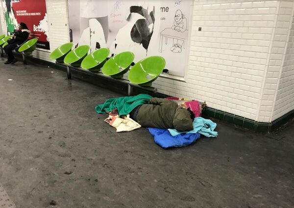 Найти мигрантов нетрудно — у любой станции метро, у любого вокзала Найти мигрантов нетрудно — у любой станции метро, у любого вокзала - Sputnik Таджикистан
