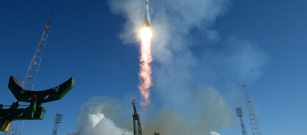 Пуск ракеты-носителя Союз-ФГ с транспортным пилотируемым кораблем Союз МС-07 с космодрома Байконур - Sputnik Таджикистан