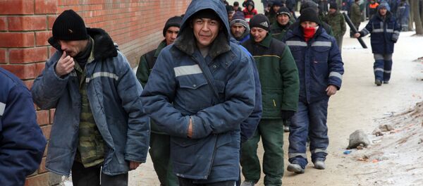 в каком городе россии меньше всего мигрантов. . в каком городе россии меньше всего мигрантов фото. в каком городе россии меньше всего мигрантов-. картинка в каком городе россии меньше всего мигрантов. картинка . Доля мигрантов на российском рынке труда составляет до 10% от общего количества работников, а в Москве этот показатель может доходить до 25%, выяснила аналитическая служба международной аудиторско-консалтинговой сети FinExpertiza. Речь идет как о приехавших на заработки иностранцах, так и об уже ассимилированных выходцах из других стран, постоянно проживающих в России и получивших российское гражданство. В ситуации распространения коронавируса эпидемиологические и социальные риски в среде трудовых мигрантов могут резко возрасти.