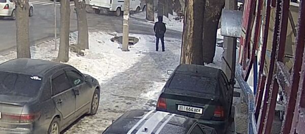 Страшный наезд на мать с дочерью в Бишкеке попал на видео - Sputnik Тоҷикистон