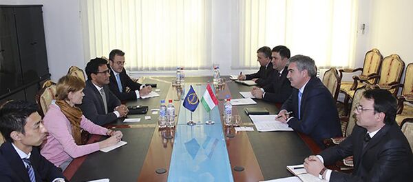 встреча Министра финансов Файзиддина Каххорзода с Директором отдела энергетики Азиатского Банка Развития Ашоком Бхаргаевым. - Sputnik Таджикистан