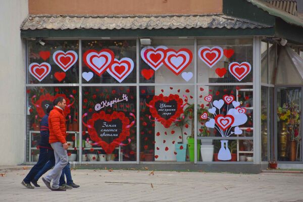 Магазины украшенные ко Дню Святого Валентина в Душанбе, архивное фото - Sputnik Таджикистан