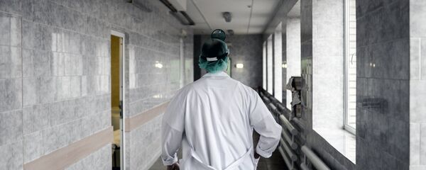 Врач в больнице, архивное фото - Sputnik Тоҷикистон