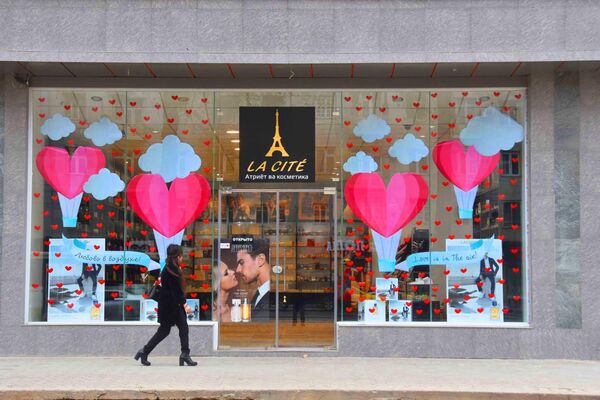 Магазины украшенные ко Дню Святого Валентина в Душанбе, архивное фото - Sputnik Таджикистан
