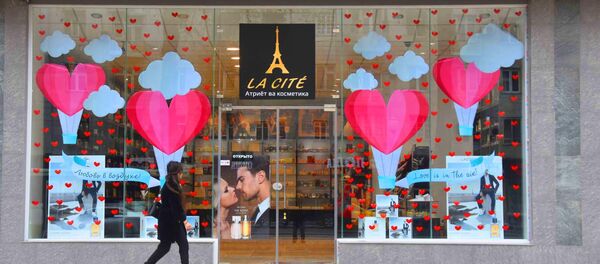 Магазины украшенные ко Дню Святого Валентина в Душанбе, архивное фото Магазины украшенные ко Дню Святого Валентина в Душанбе, архивное фото - Sputnik Таджикистан