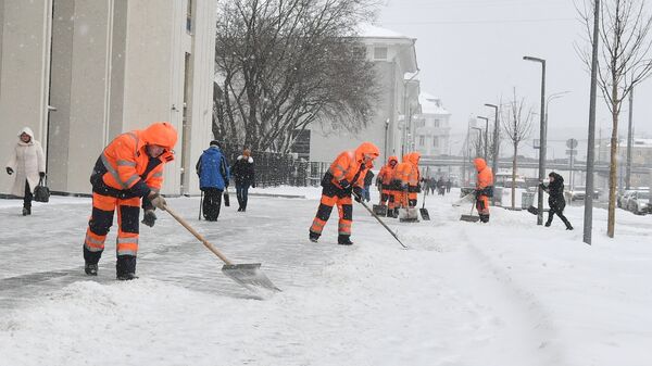 Коммунальные службы Москвы ликвидируют последствия сильного снегопада, архивное фото - Sputnik Тоҷикистон