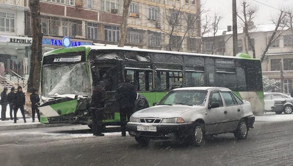 ДТП автобуса и инкассаторской машины - Sputnik Таджикистан
