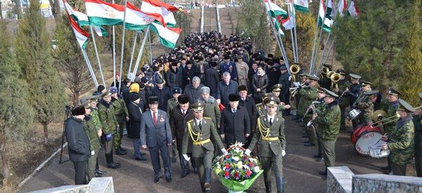Маросими гулчанбаргузорӣ дар назди Муҷассамаи ҷанговарони байналмилал - Sputnik Тоҷикистон