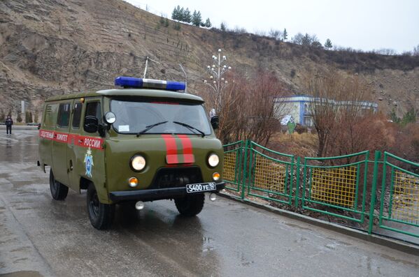 В посёлок Варзоб была доставлена гуманитарная помощь от военно-следственного отдела при 201 РВБ - Sputnik Таджикистан