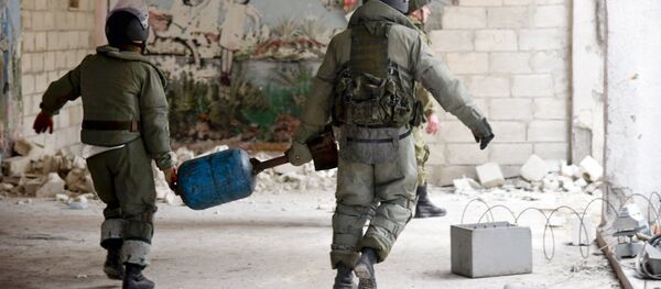 Разминирование российскими военными инженерами жилых кварталов Алеппо, архивное фото Разминирование российскими военными инженерами жилых кварталов Алеппо, архивное фото - Sputnik Таджикистан