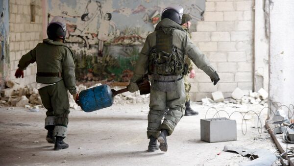 Разминирование российскими военными инженерами жилых кварталов Алеппо, архивное фото - Sputnik Таджикистан