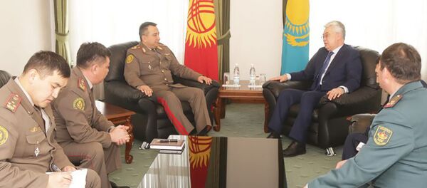 Встреча начальника Генштаба ВС Райимберди Дуйшенбиева с министром оборонной и аэрокосмической промышленности Казахстана Бейбутом Атамкуловым Встреча начальника Генштаба ВС Райимберди Дуйшенбиева с министром оборонной и аэрокосмической промышленности Казахстана Бейбутом Атамкуловым - Sputnik Таджикистан