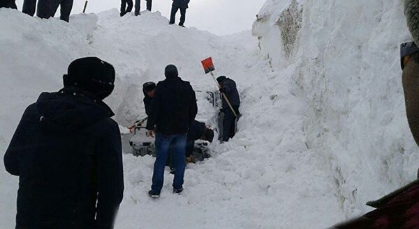 Спасатели откапывают машины  - Sputnik Тоҷикистон