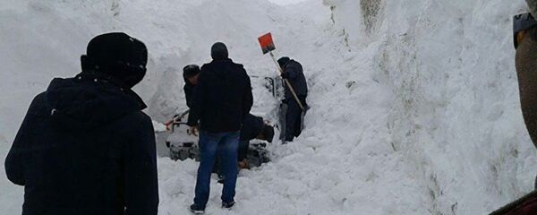 Спасатели откапывают машины  - Sputnik Тоҷикистон