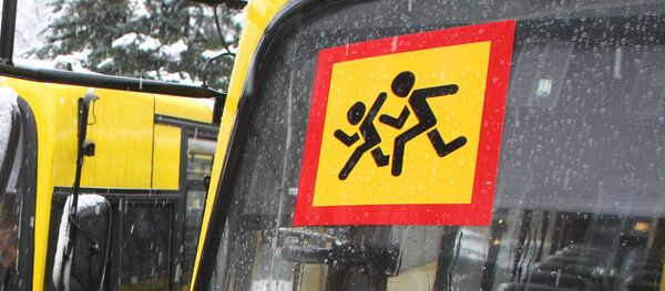 Знак Осторожно дети на стекле школьного автобуса, архивное фото Знак Осторожно дети на стекле школьного автобуса, архивное фото - Sputnik Таджикистан
